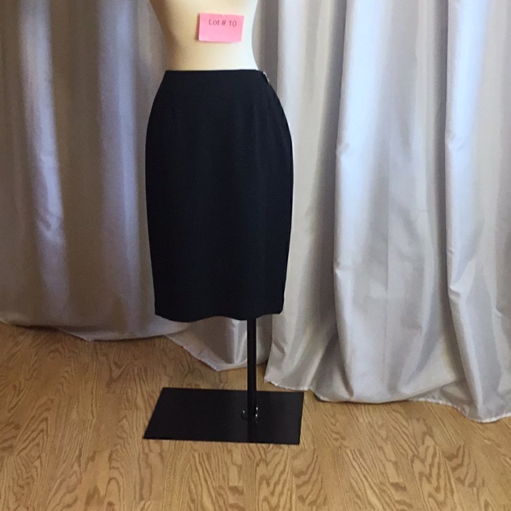 NWOT career skirt in black in size 6 by YANSI FUGEL